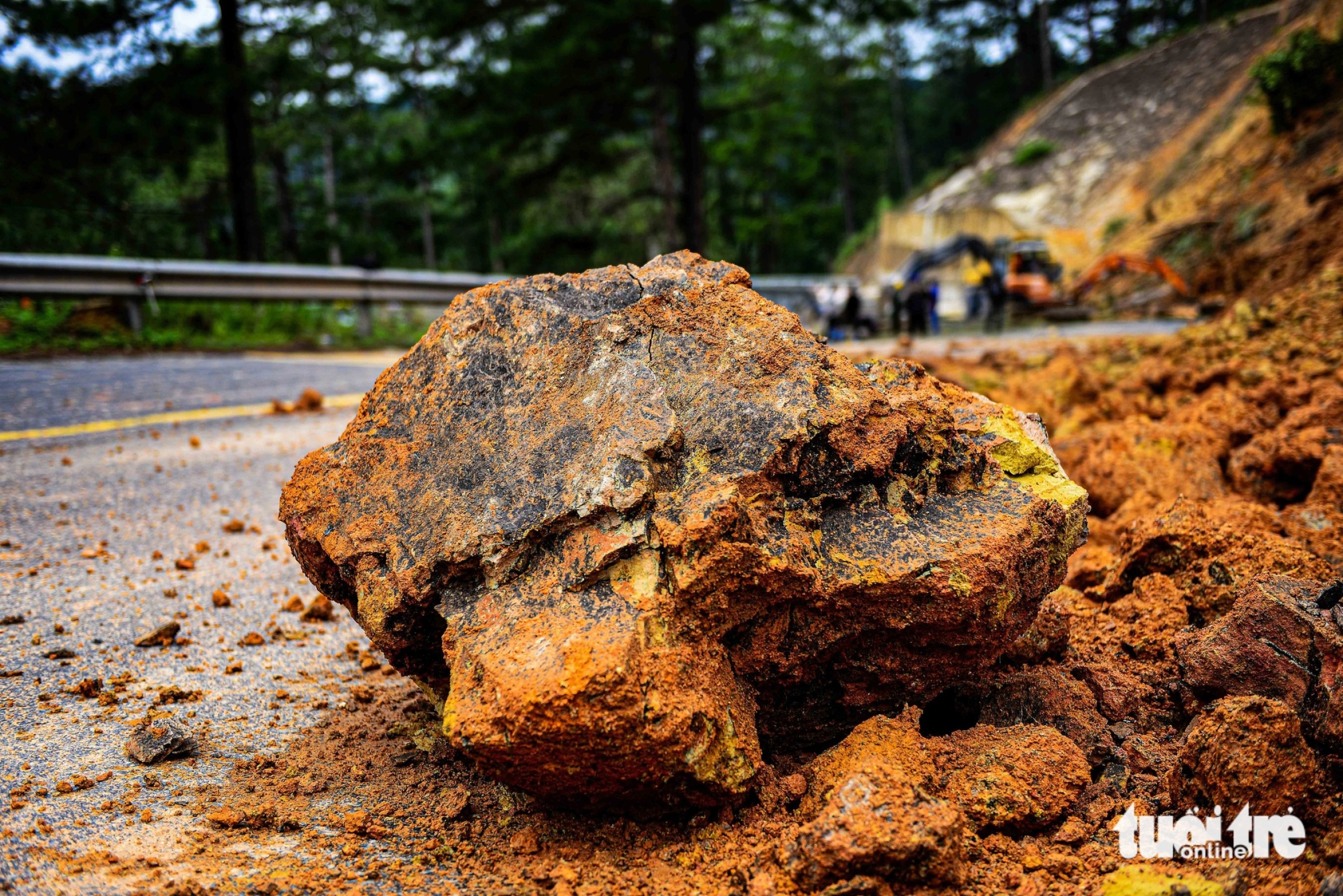 通往大叻的D'Ran山口发生滚石、滑坡、道路开裂、山体大裂缝